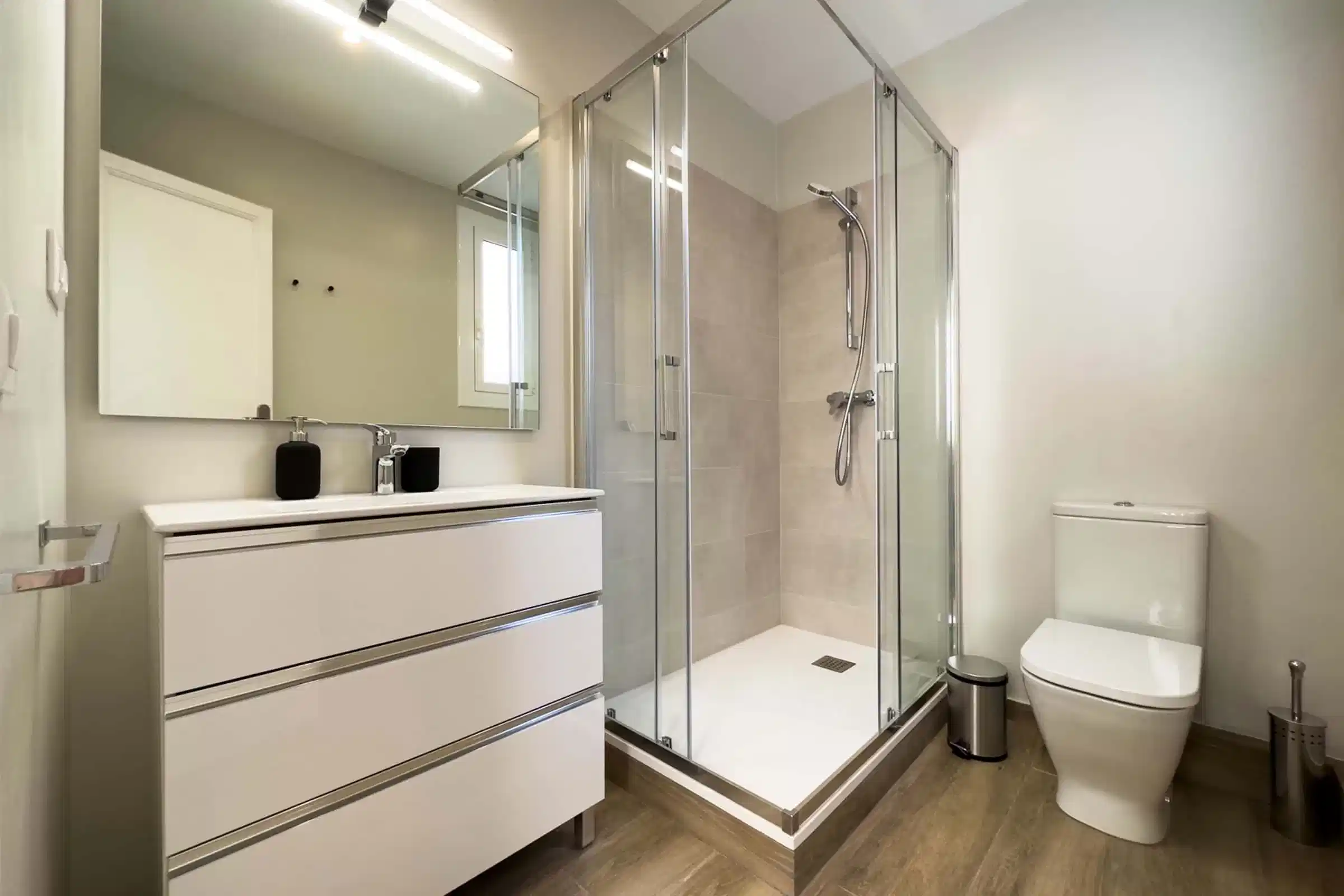 #118921: Room in a 4 Bedroom 1 Bathroom (Carrer De Vallseca) - Bedroom?w=400&h=260&fit=crop&q=40&auto=format&trim=auto