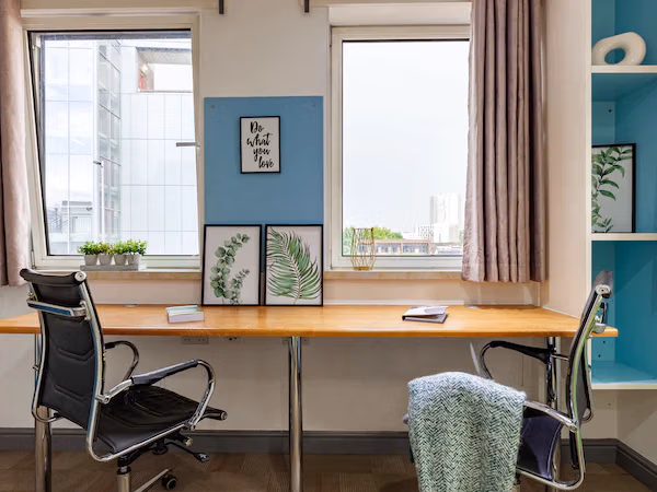 Room?w=400&h=260&fit=crop&q=40&auto=format&trim=auto