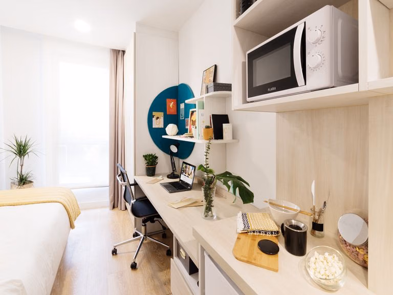 Amenities?w=400&h=260&fit=crop&q=40&auto=format&trim=auto