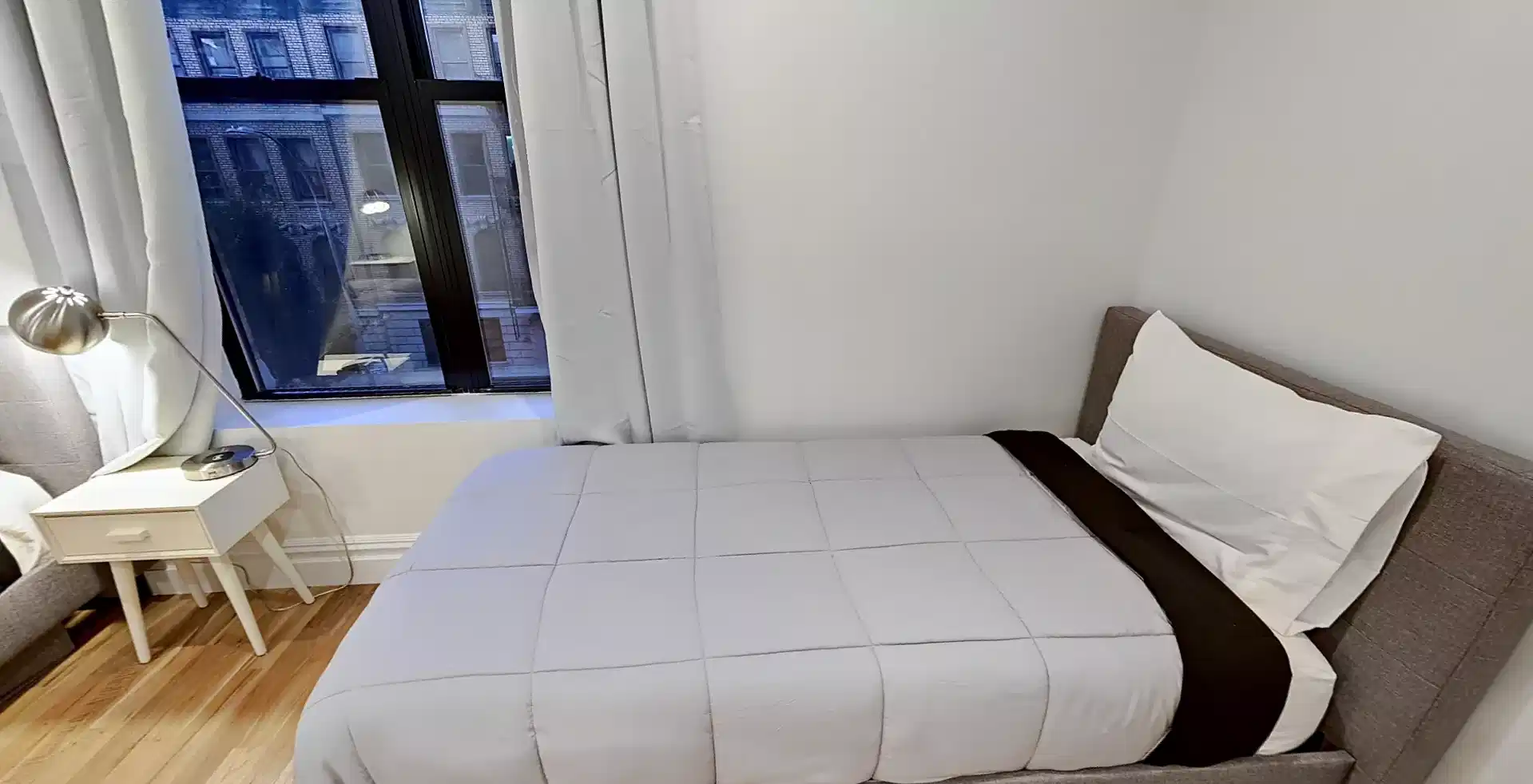 Bedroom?w=400&h=260&fit=crop&q=40&auto=format&trim=auto