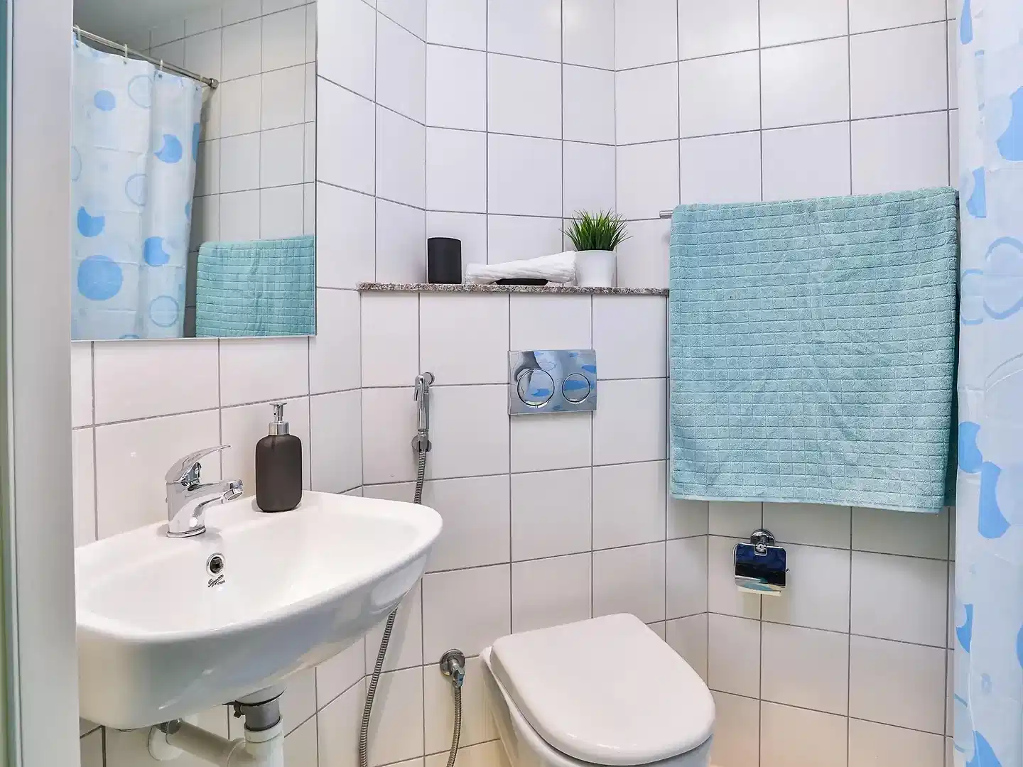 Exterior?w=400&h=260&fit=crop&q=40&auto=format&trim=auto