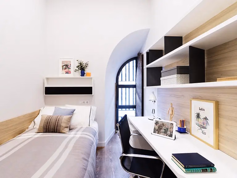 Exterior?w=400&h=260&fit=crop&q=40&auto=format&trim=auto