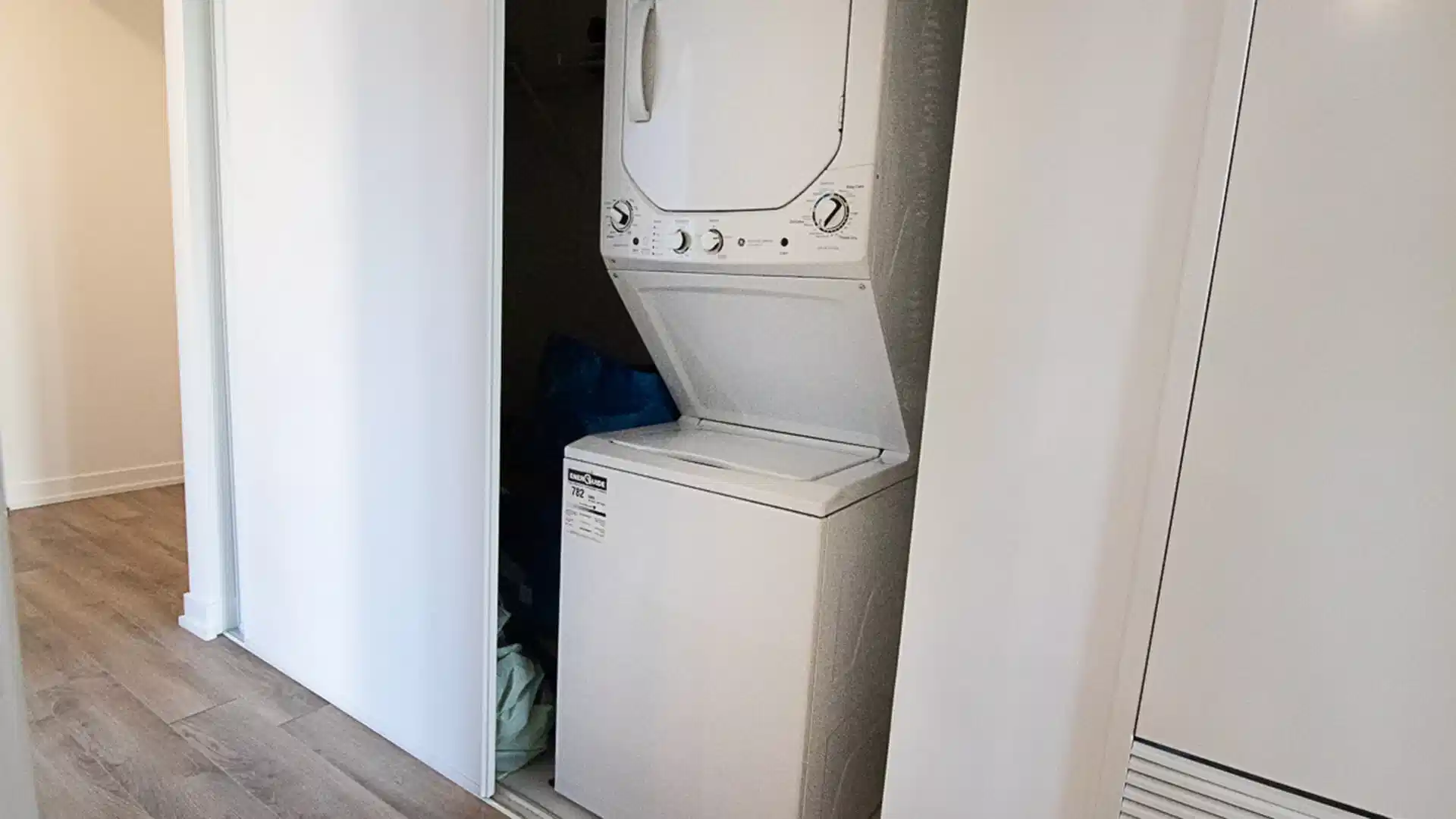 Common Area?w=400&h=260&fit=crop&q=40&auto=format&trim=auto