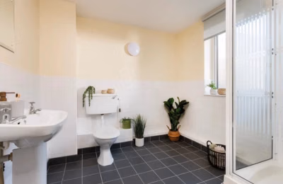 Common Area?w=400&h=260&fit=crop&q=40&auto=format&trim=auto