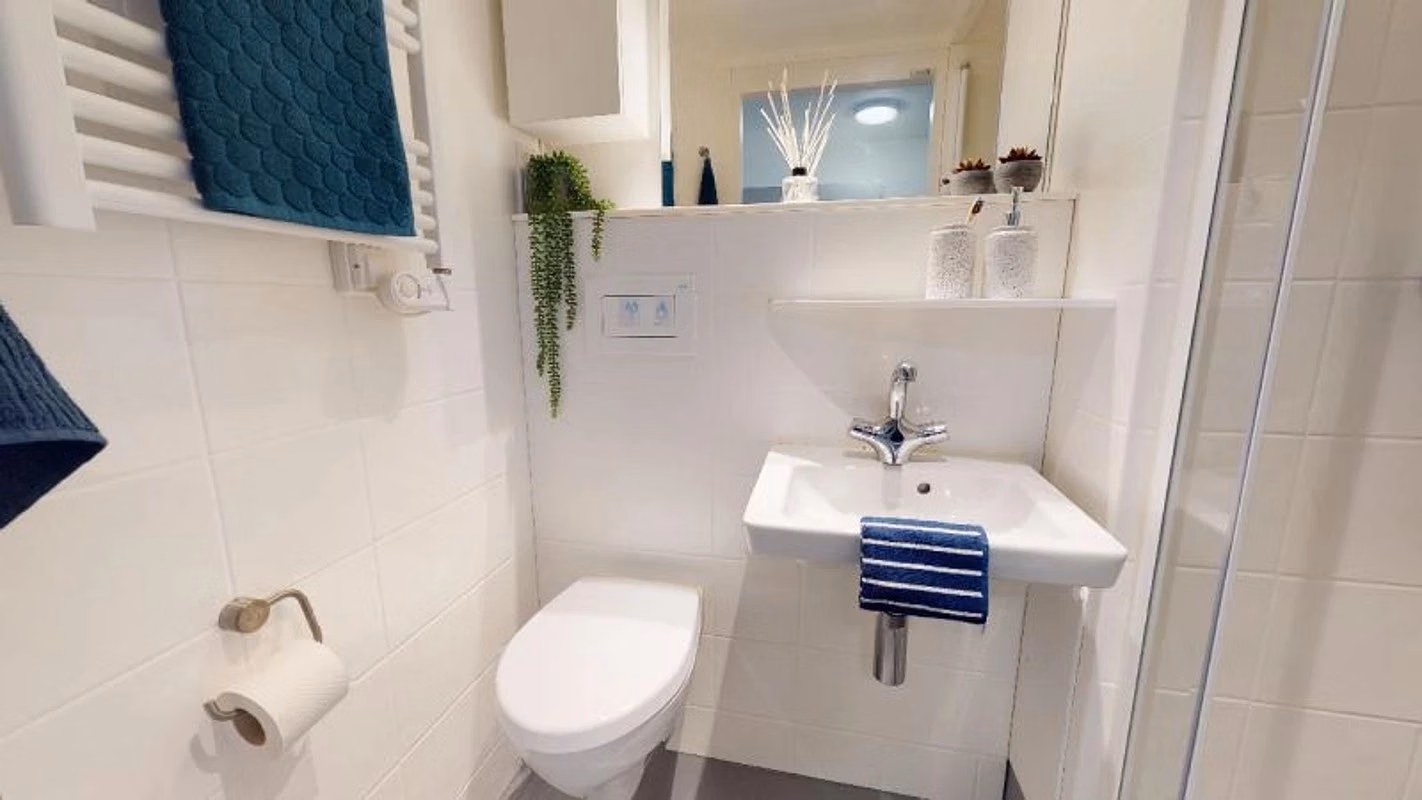 Common Area?w=400&h=260&fit=crop&q=40&auto=format&trim=auto