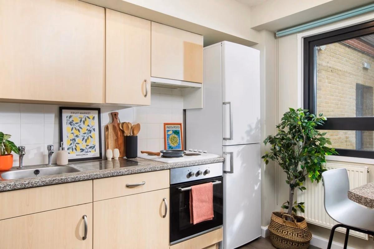 Amenities?w=400&h=260&fit=crop&q=40&auto=format&trim=auto