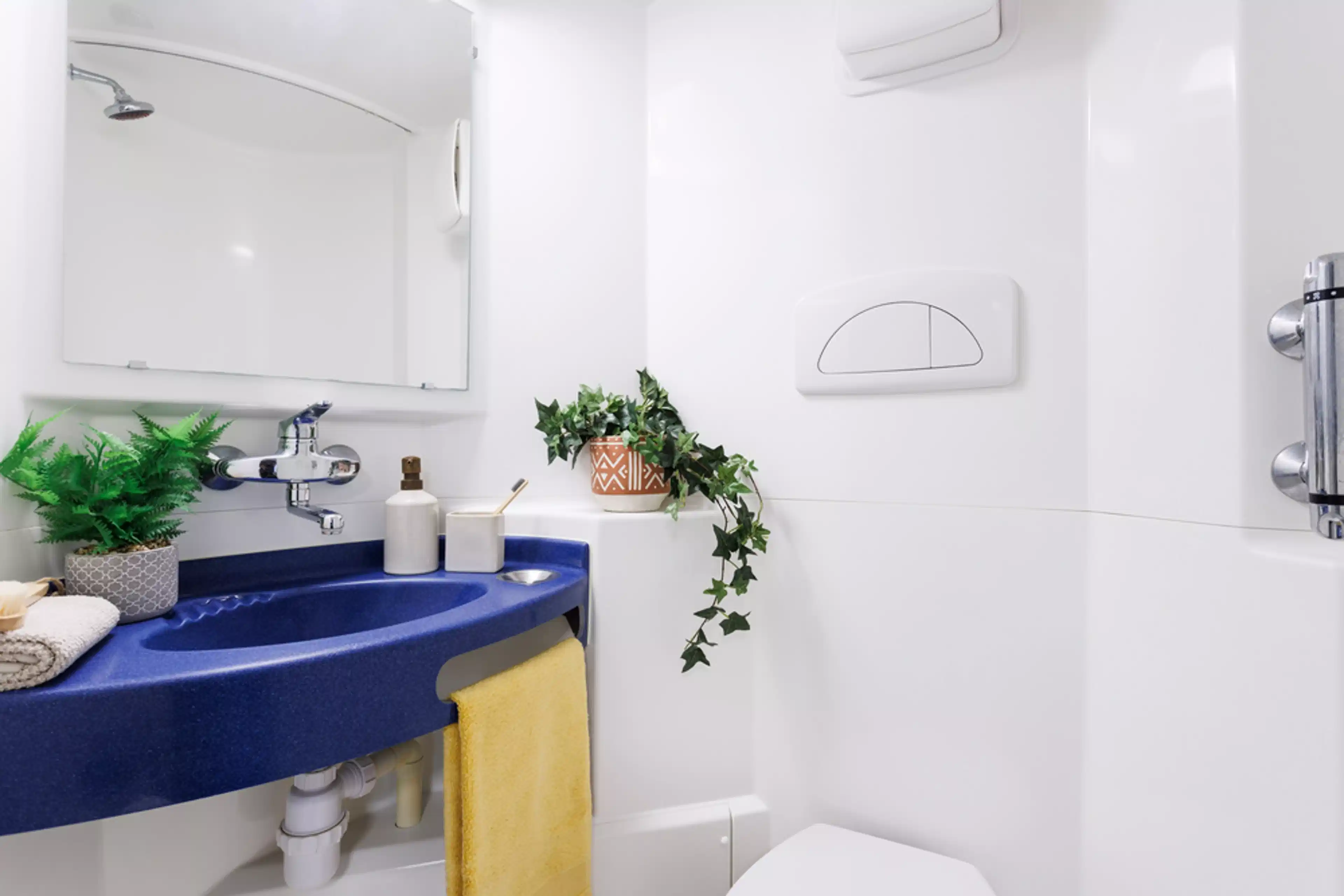 Exterior?w=400&h=260&fit=crop&q=40&auto=format&trim=auto