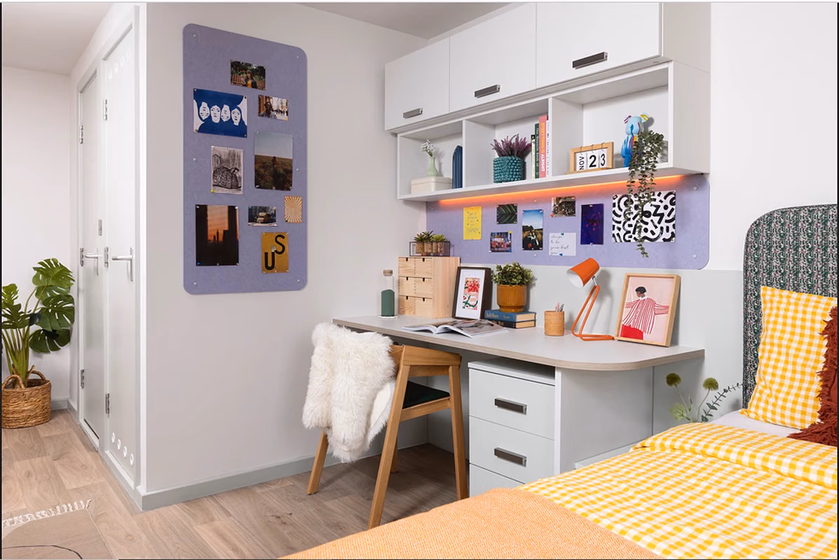 Exterior?w=400&h=260&fit=crop&q=40&auto=format&trim=auto