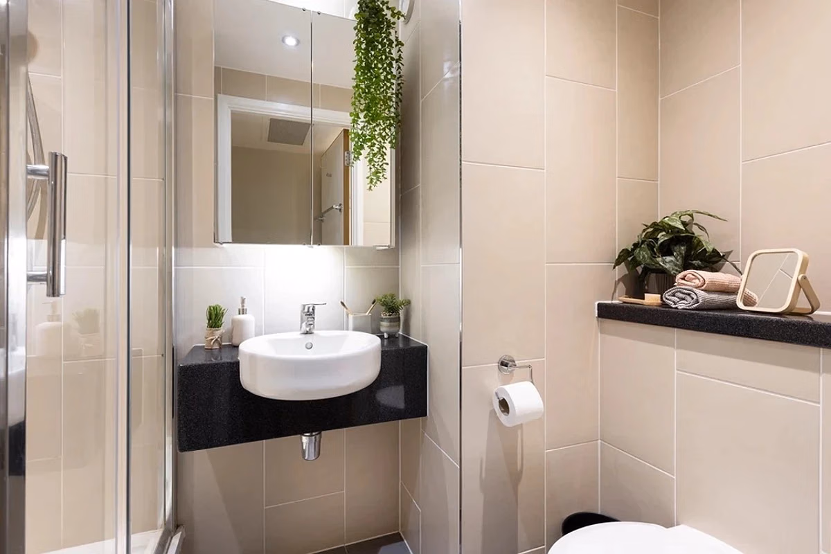 Exterior?w=400&h=260&fit=crop&q=40&auto=format&trim=auto