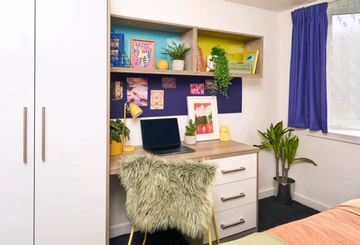 Exterior?w=400&h=260&fit=crop&q=40&auto=format&trim=auto