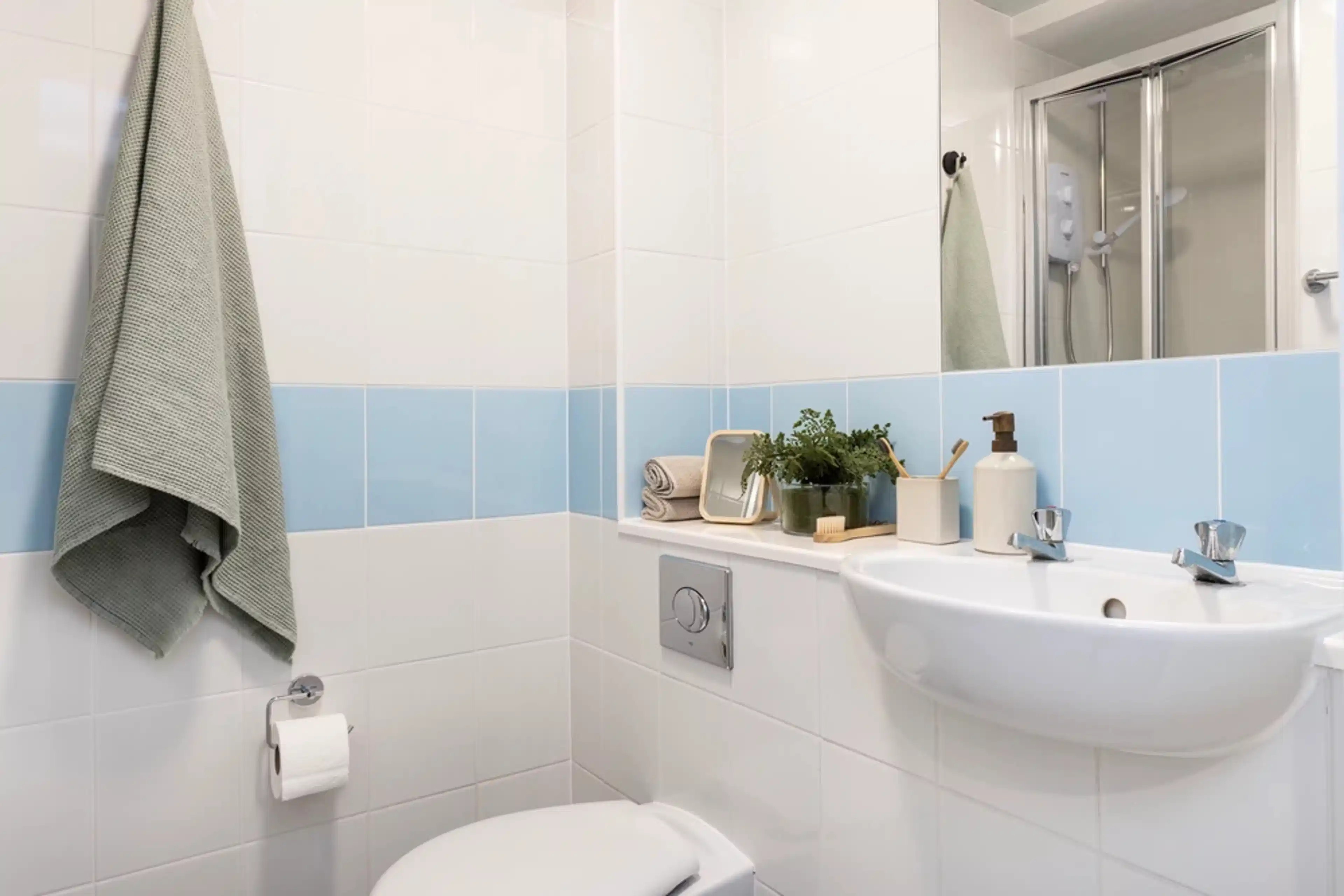 Common Area?w=400&h=260&fit=crop&q=40&auto=format&trim=auto