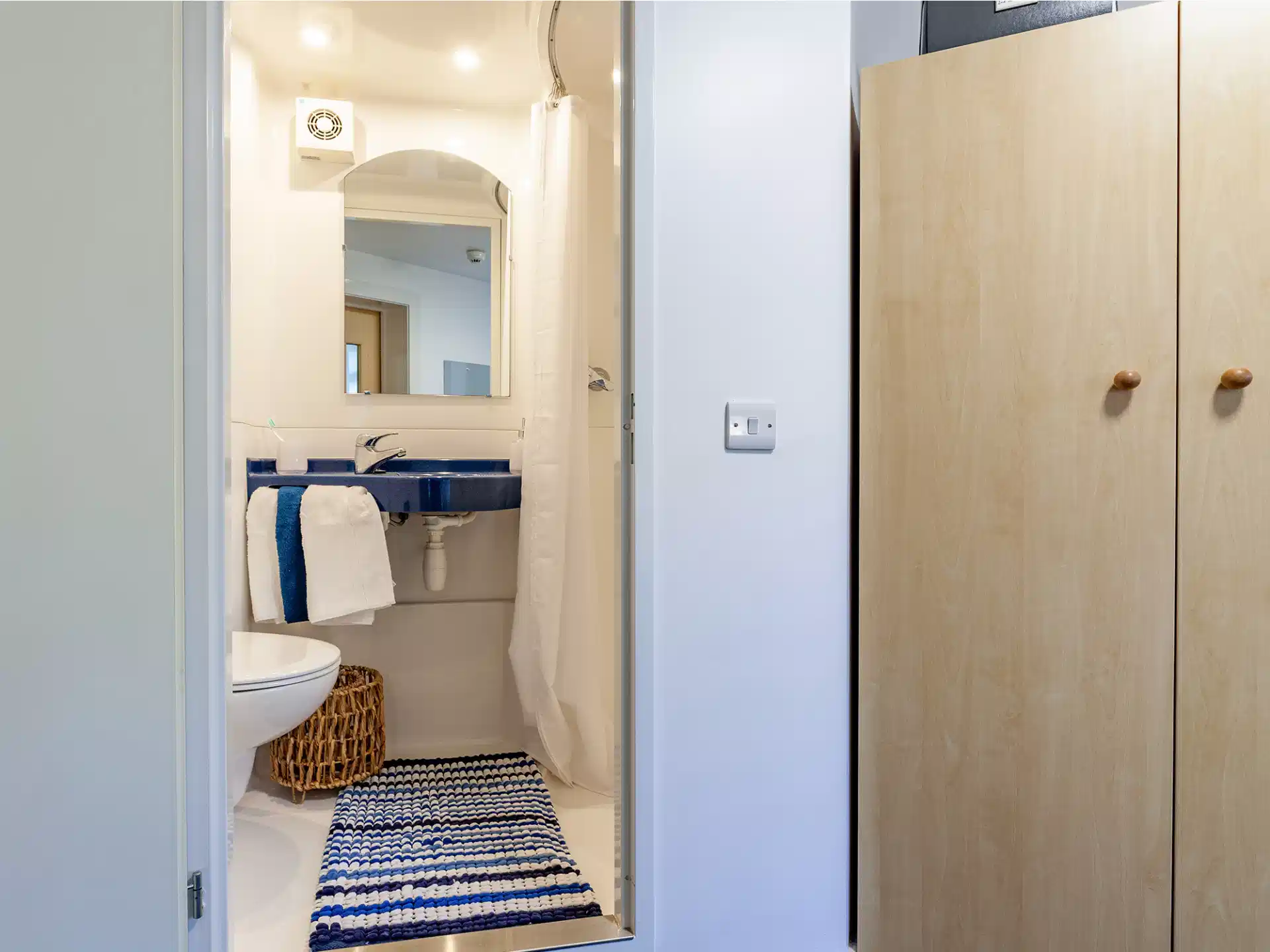 Common Area?w=400&h=260&fit=crop&q=40&auto=format&trim=auto