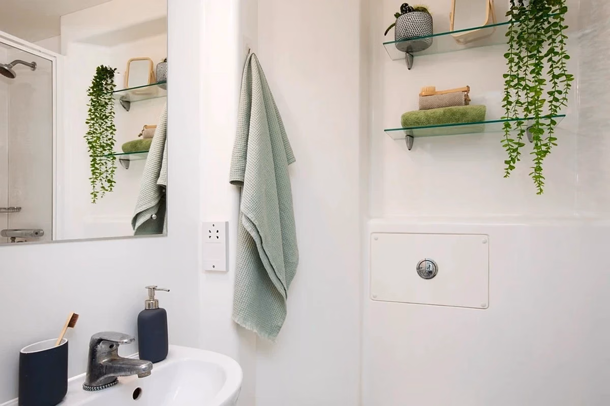 Common Area?w=400&h=260&fit=crop&q=40&auto=format&trim=auto