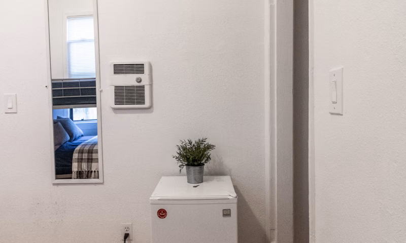 Exterior?w=400&h=260&fit=crop&q=40&auto=format&trim=auto