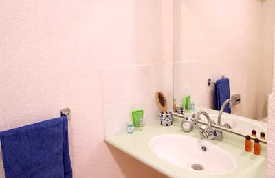 Amenities?w=400&h=260&fit=crop&q=40&auto=format&trim=auto