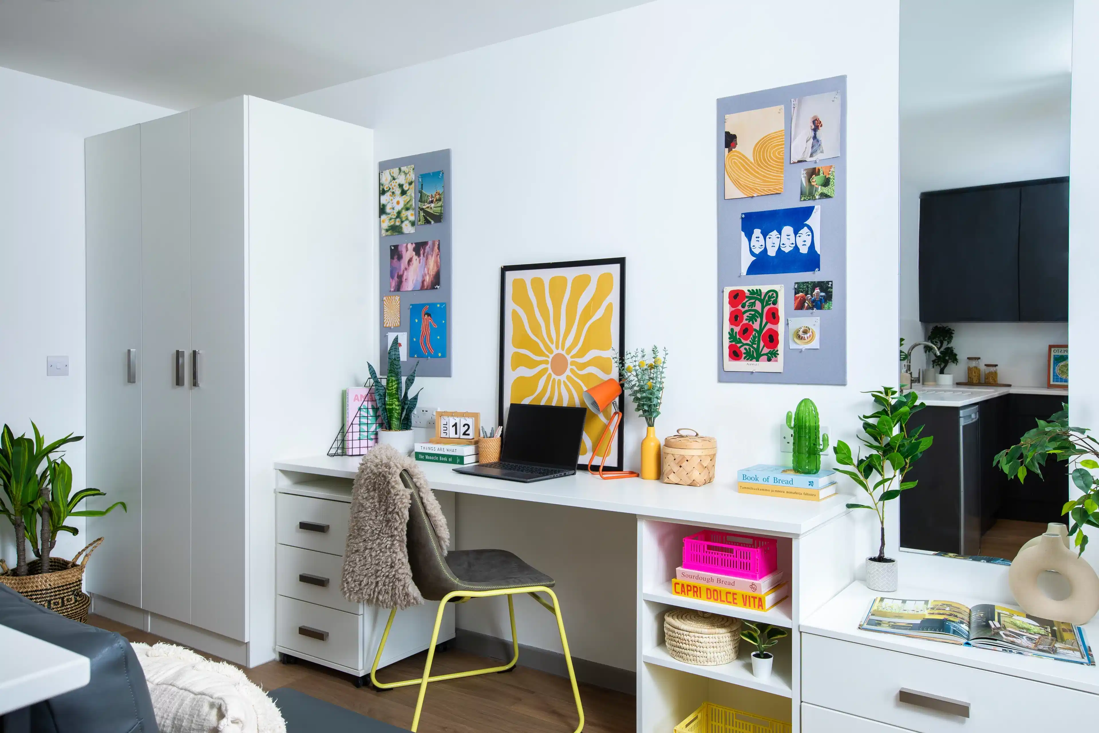 Exterior?w=400&h=260&fit=crop&q=40&auto=format&trim=auto