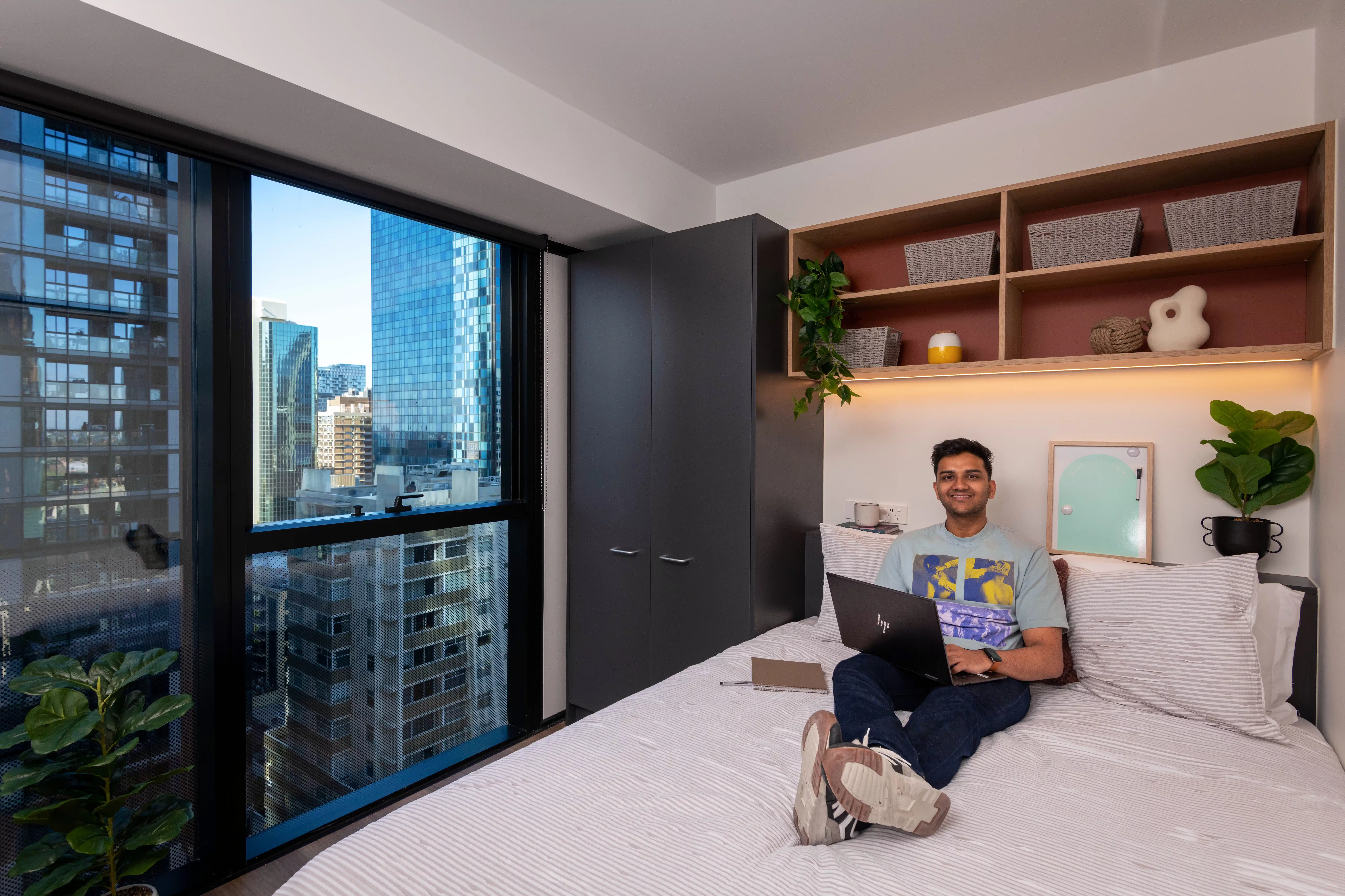 Bedroom?w=400&h=260&fit=crop&q=40&auto=format&trim=auto