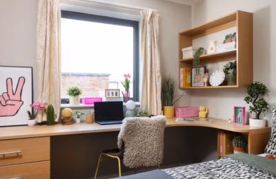 Common Area?w=400&h=260&fit=crop&q=40&auto=format&trim=auto