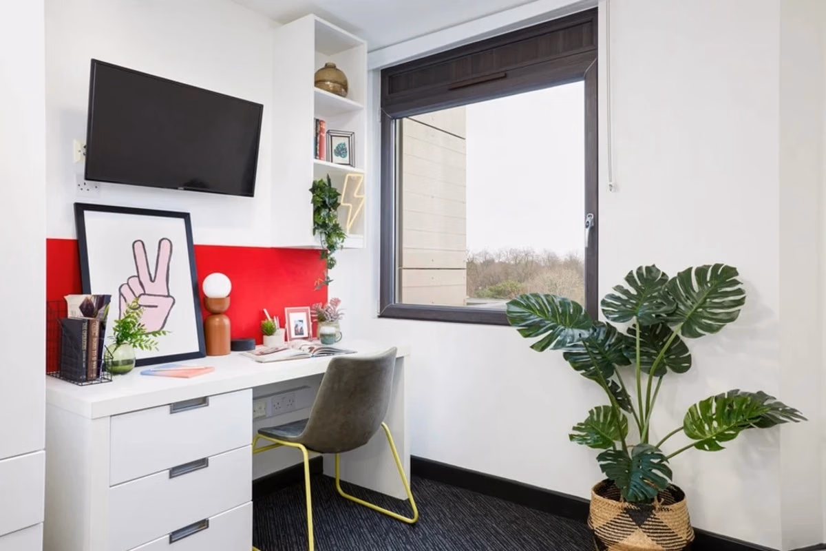 Common Area?w=400&h=260&fit=crop&q=40&auto=format&trim=auto