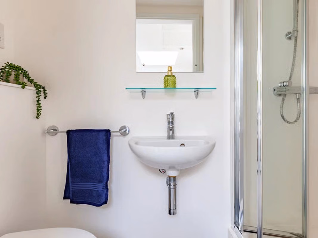 Kitchen?w=400&h=260&fit=crop&q=40&auto=format&trim=auto