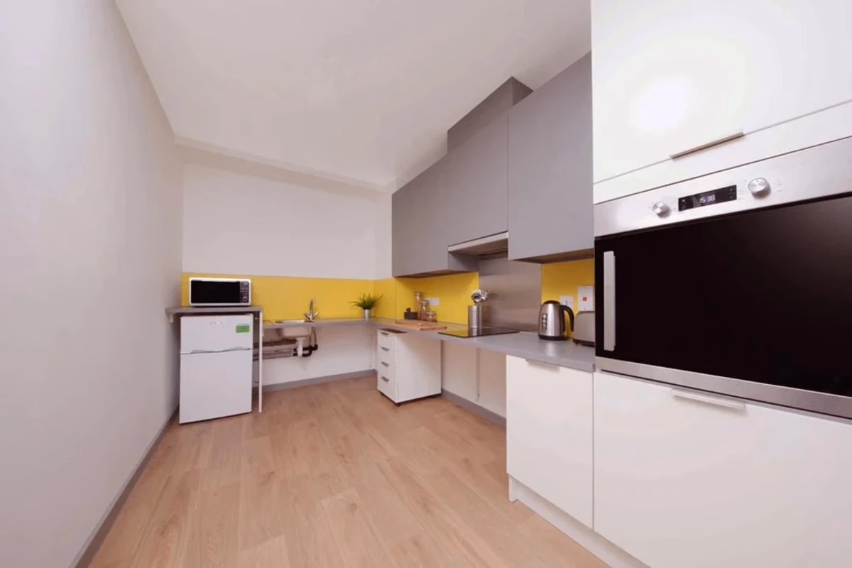 Common Area?w=400&h=260&fit=crop&q=40&auto=format&trim=auto