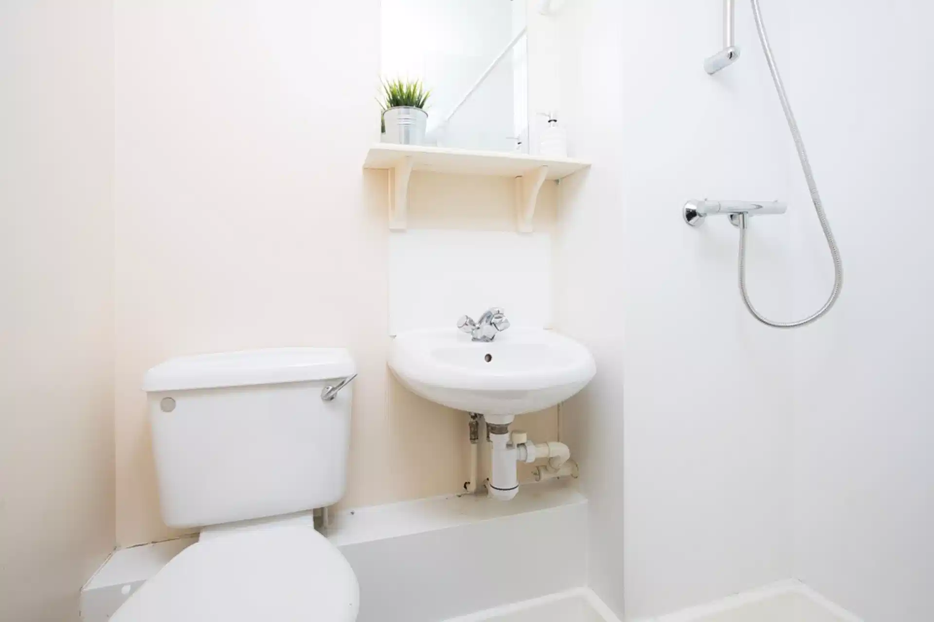 Exterior?w=400&h=260&fit=crop&q=40&auto=format&trim=auto