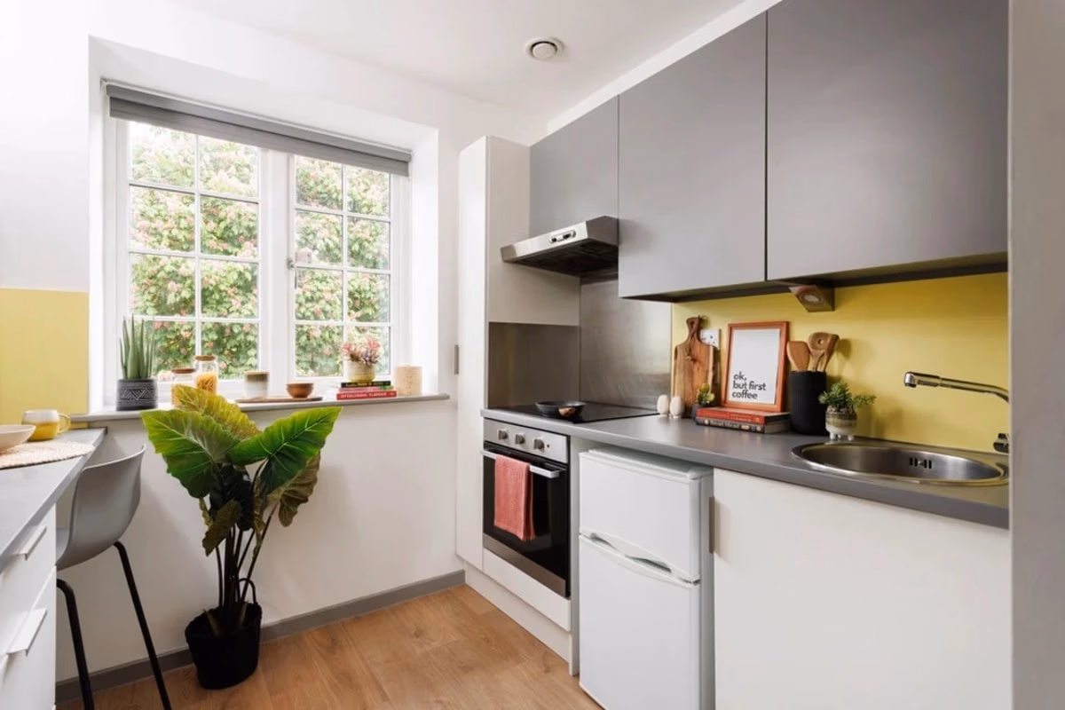 Common Area?w=400&h=260&fit=crop&q=40&auto=format&trim=auto