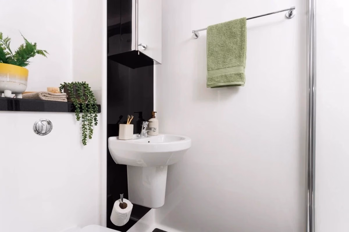 Common Area?w=400&h=260&fit=crop&q=40&auto=format&trim=auto