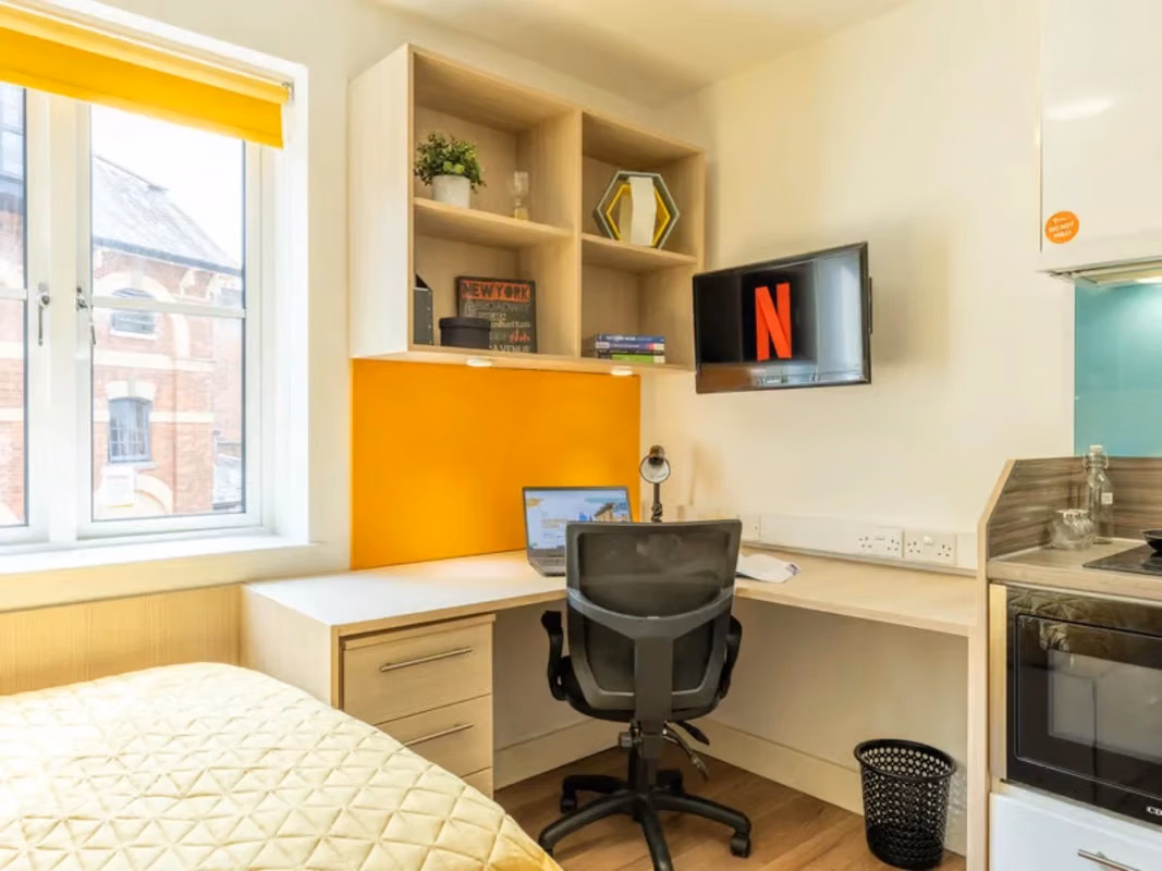 Exterior?w=400&h=260&fit=crop&q=40&auto=format&trim=auto