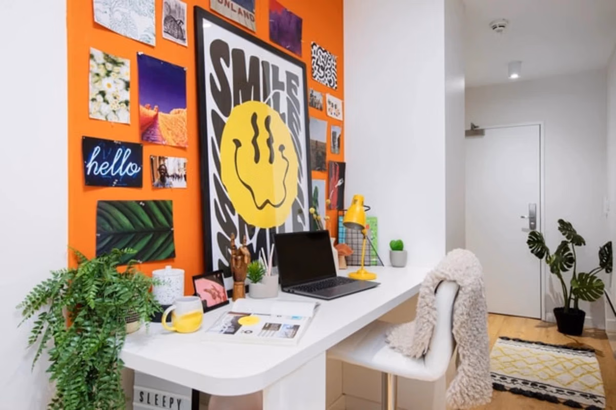 Common Area?w=400&h=260&fit=crop&q=40&auto=format&trim=auto