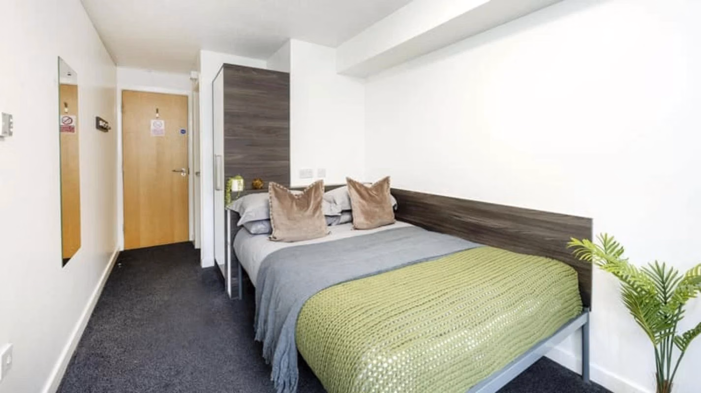 Exterior?w=400&h=260&fit=crop&q=40&auto=format&trim=auto