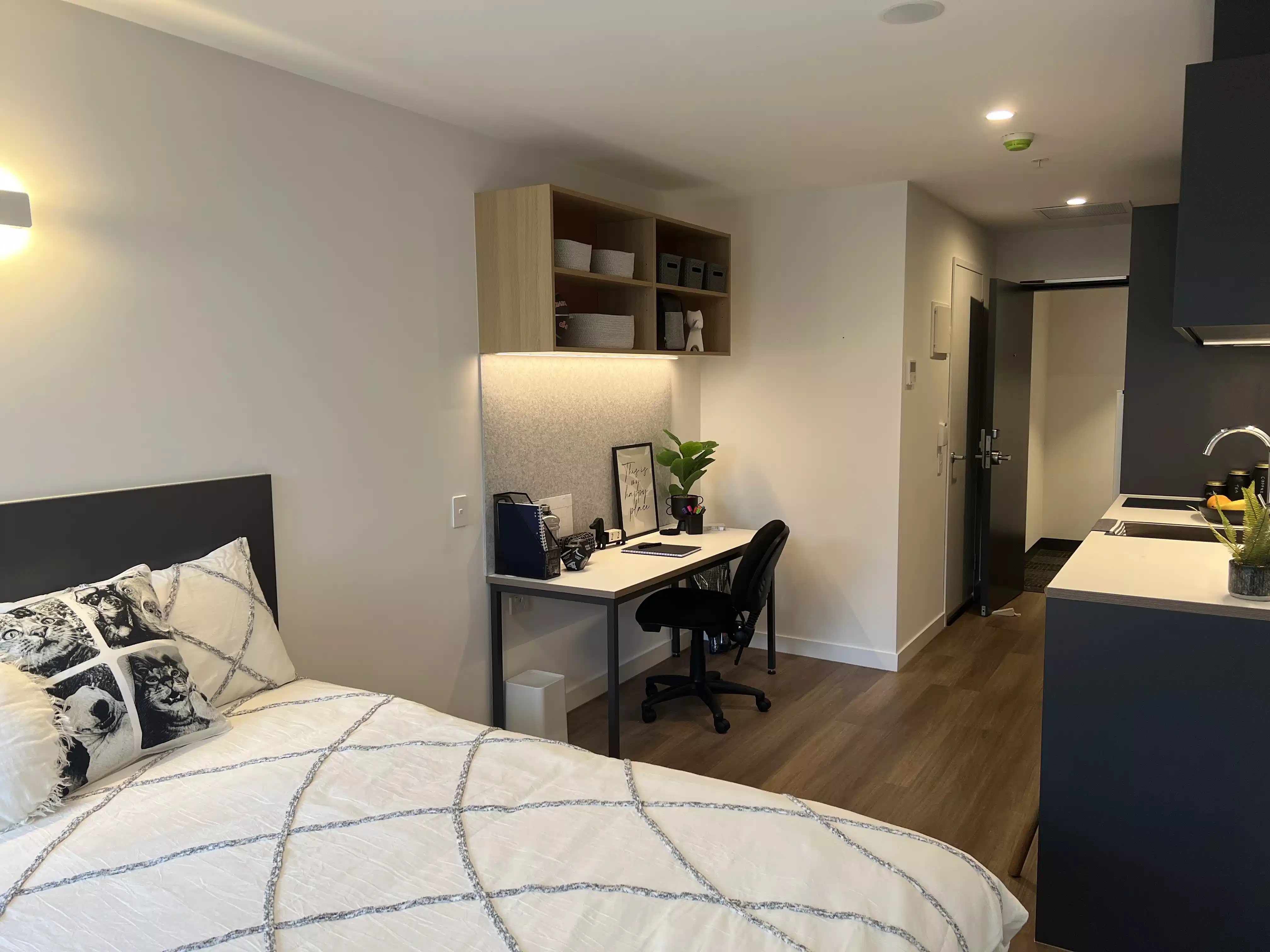 Amenities?w=400&h=260&fit=crop&q=40&auto=format&trim=auto