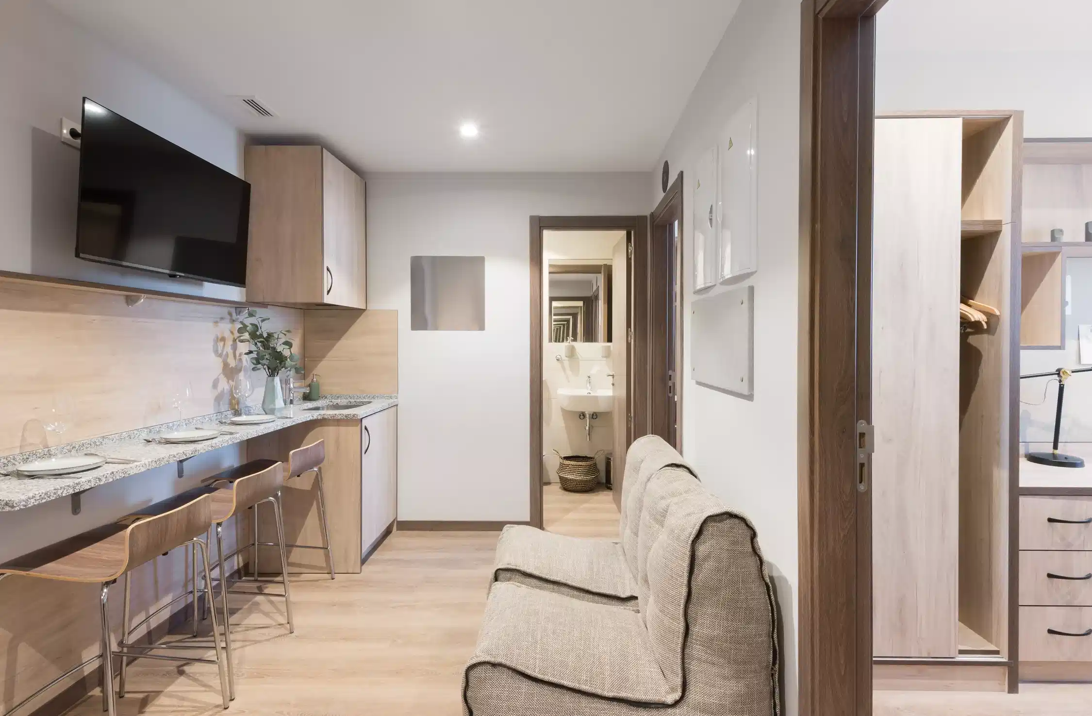 Exterior?w=400&h=260&fit=crop&q=40&auto=format&trim=auto