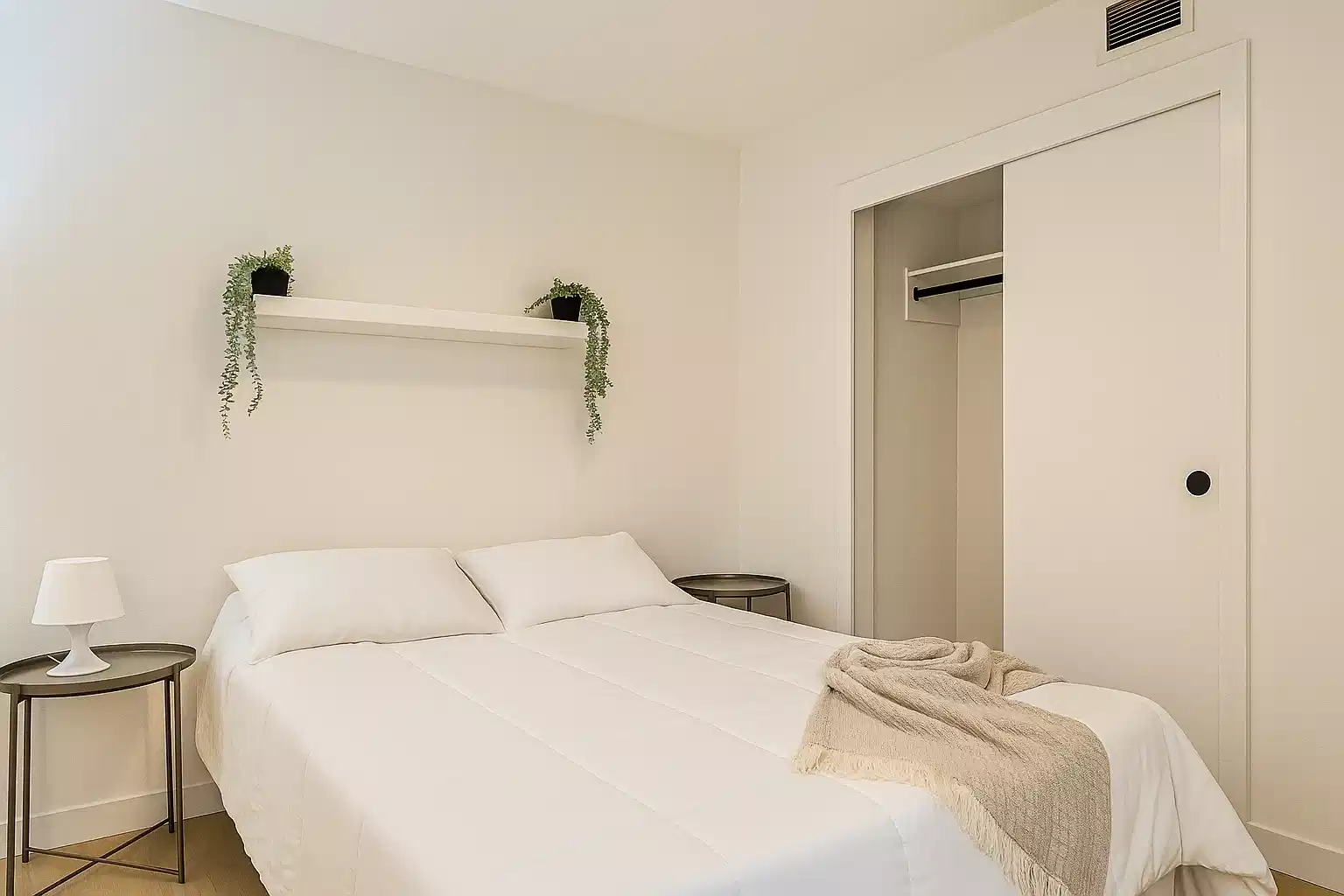 Amenities?w=400&h=260&fit=crop&q=40&auto=format&trim=auto