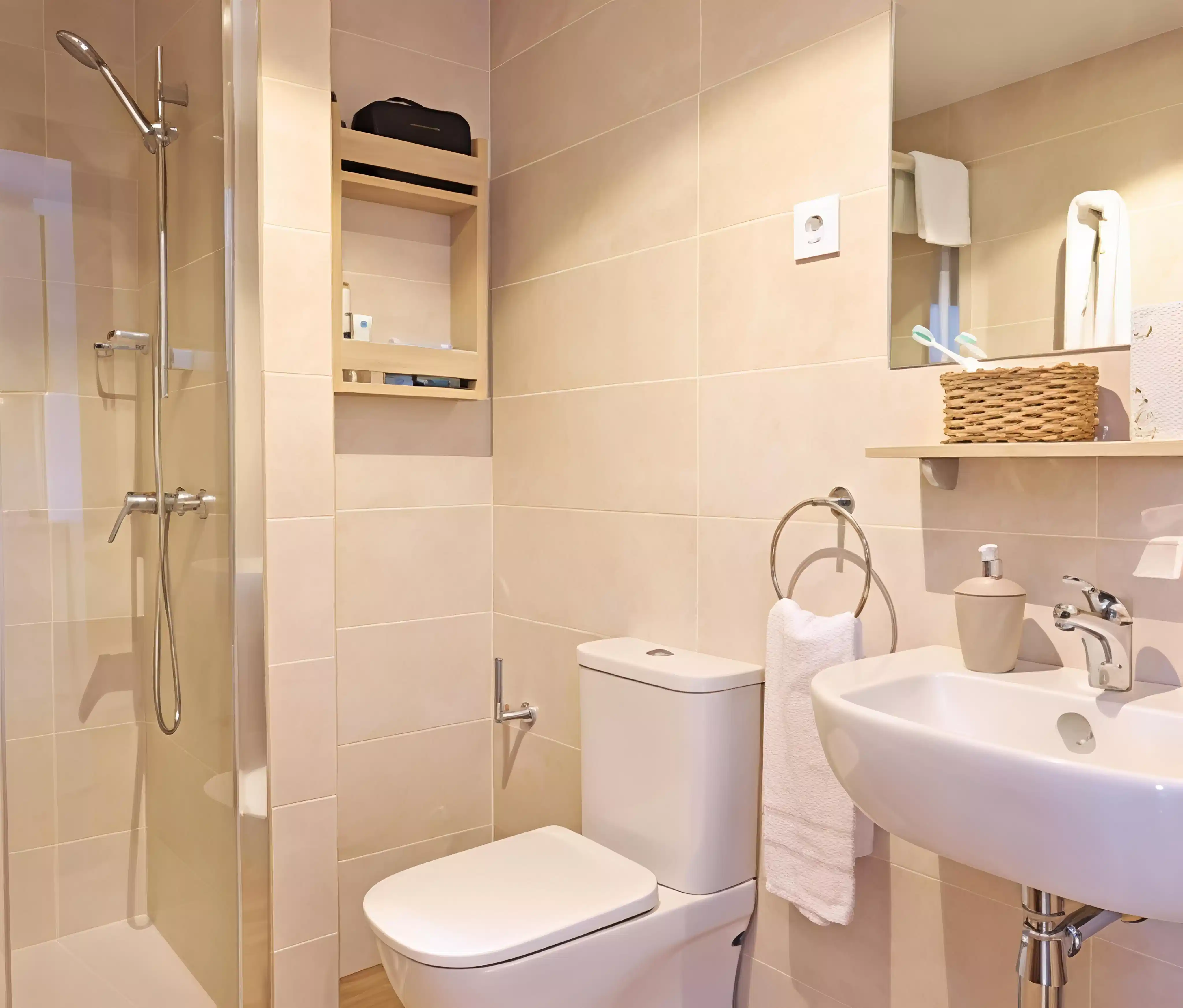 Exterior?w=400&h=260&fit=crop&q=40&auto=format&trim=auto