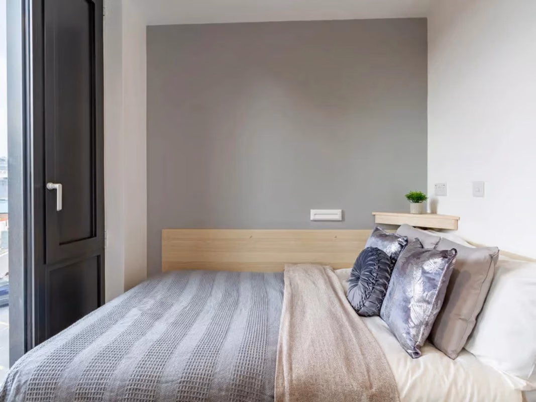 Exterior?w=400&h=260&fit=crop&q=40&auto=format&trim=auto