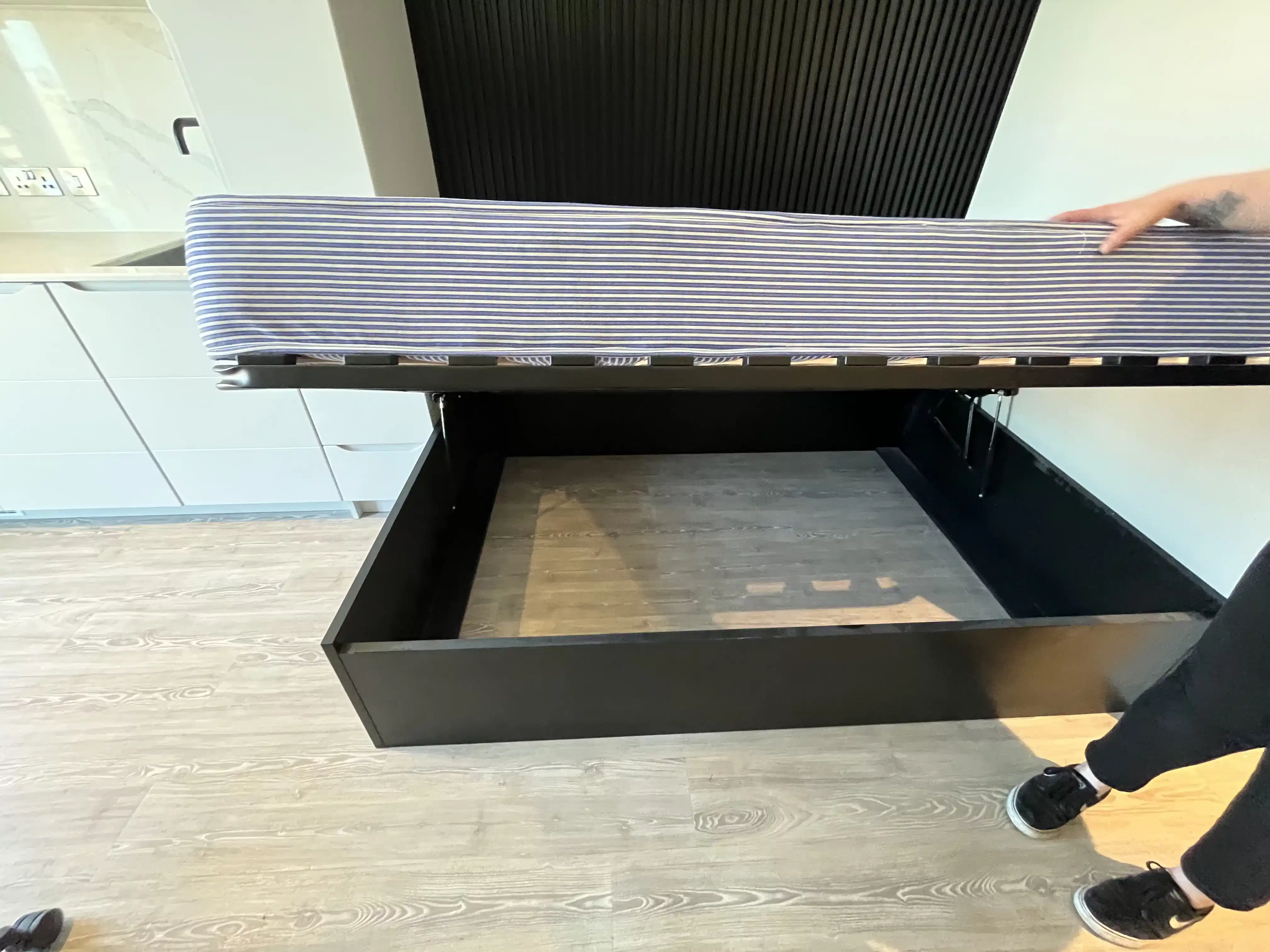 Common Area?w=400&h=260&fit=crop&q=40&auto=format&trim=auto