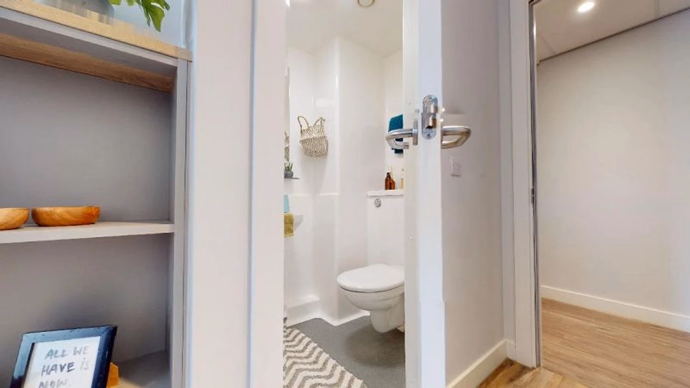 Common Area?w=400&h=260&fit=crop&q=40&auto=format&trim=auto