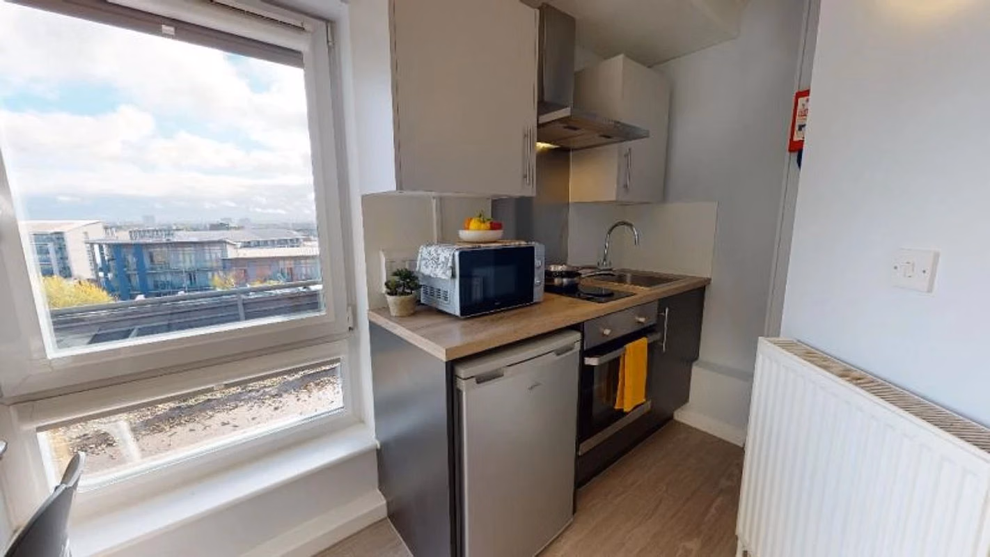 Common Area?w=400&h=260&fit=crop&q=40&auto=format&trim=auto