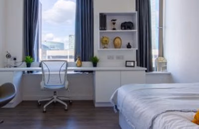 Bedroom?w=400&h=260&fit=crop&q=40&auto=format&trim=auto