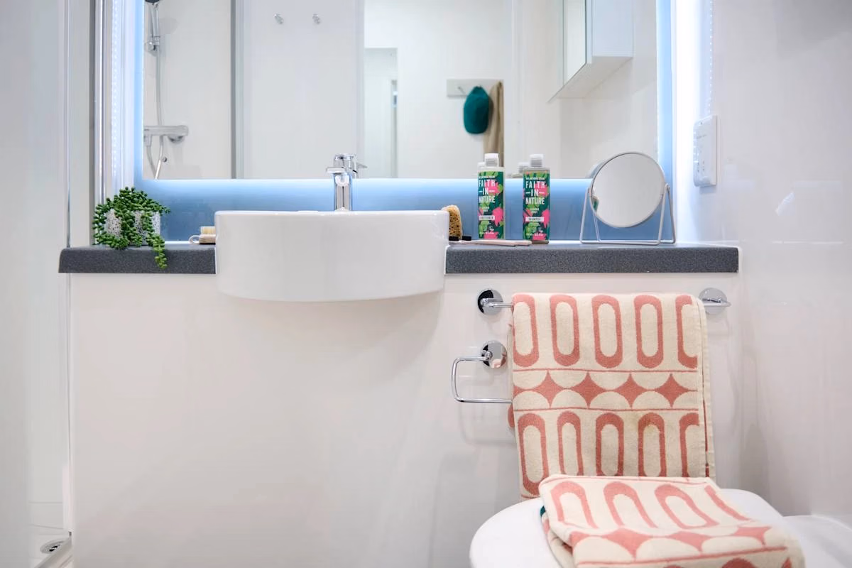 Amenities?w=400&h=260&fit=crop&q=40&auto=format&trim=auto