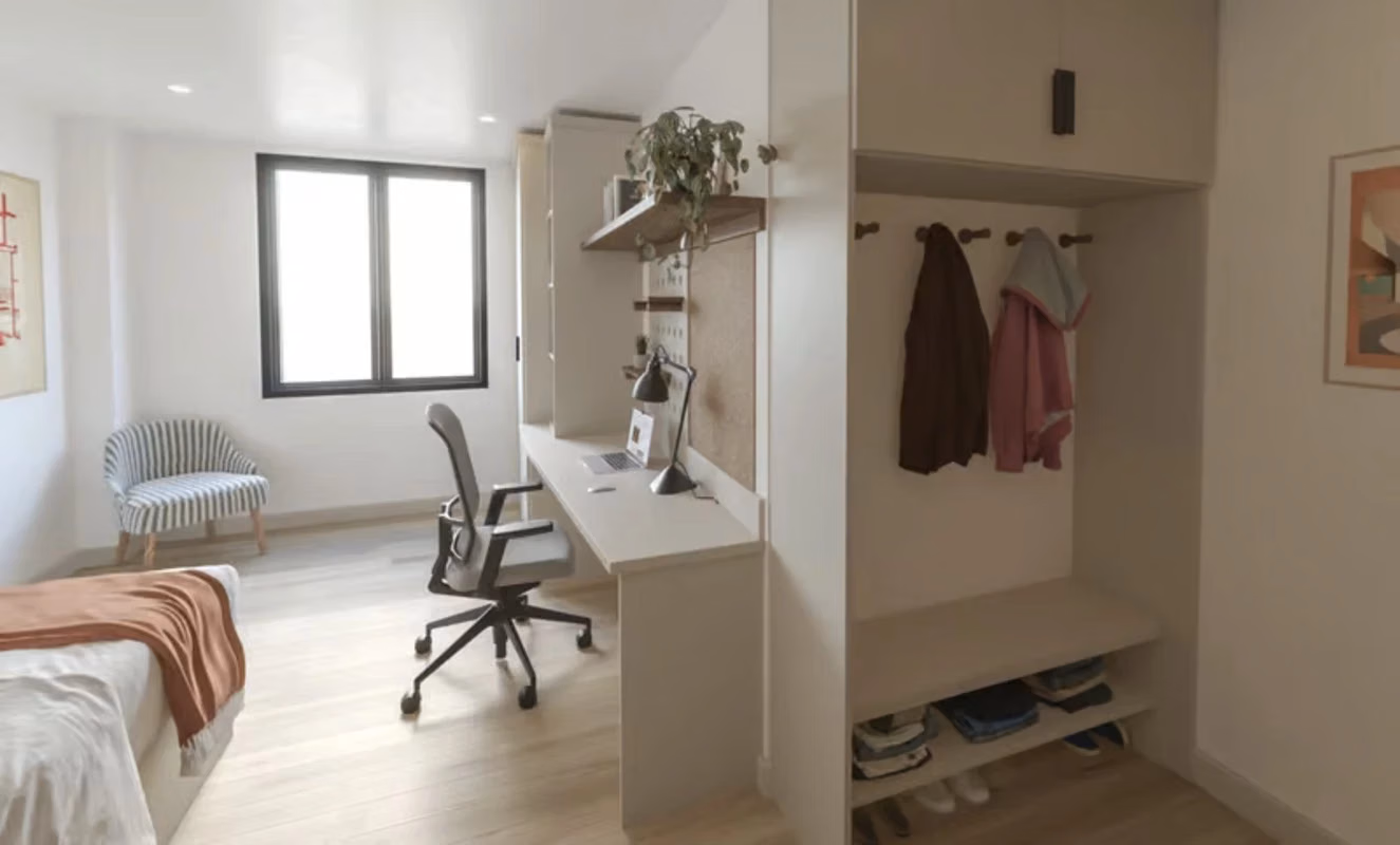 Exterior?w=400&h=260&fit=crop&q=40&auto=format&trim=auto