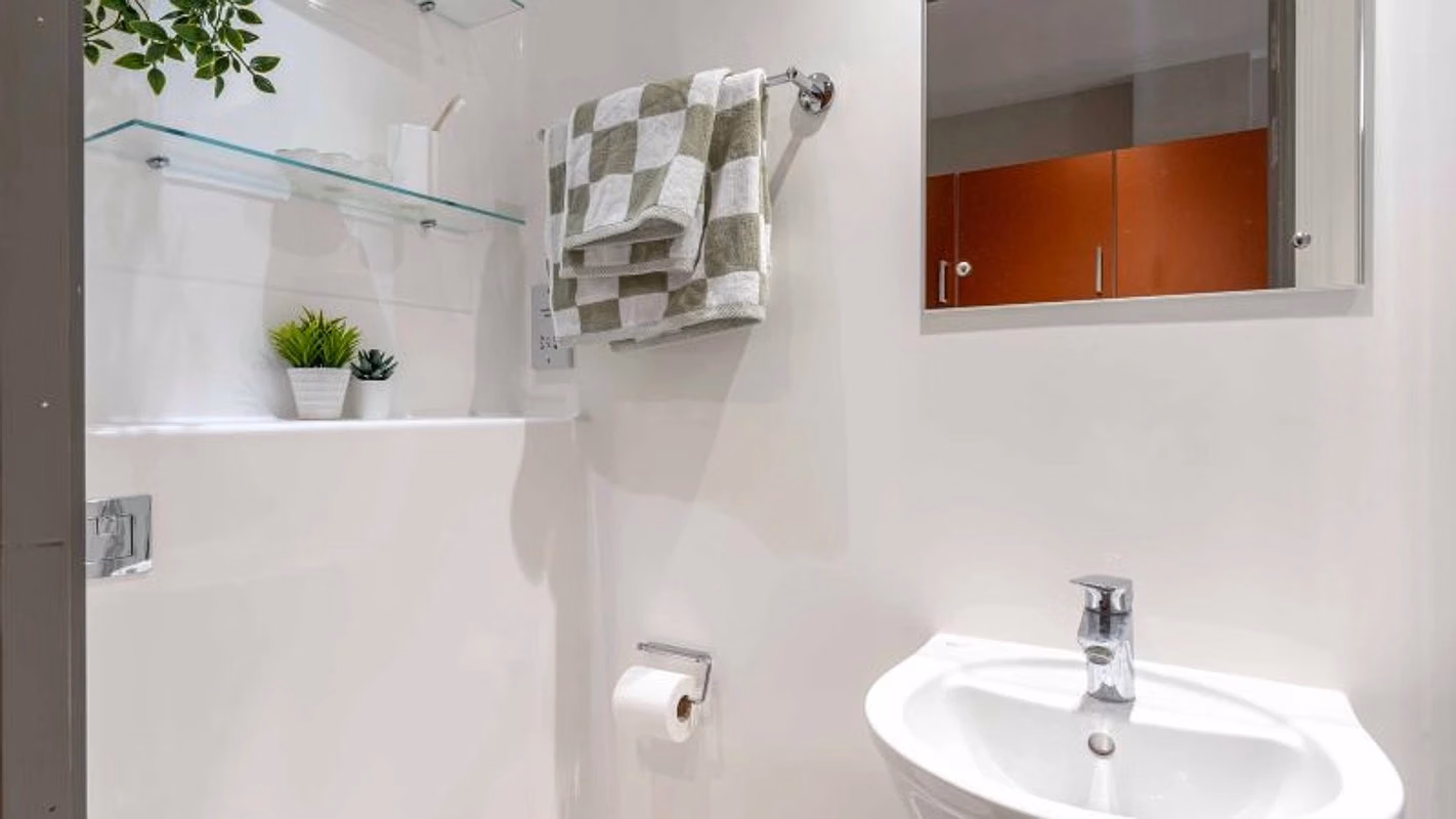 Amenities?w=400&h=260&fit=crop&q=40&auto=format&trim=auto