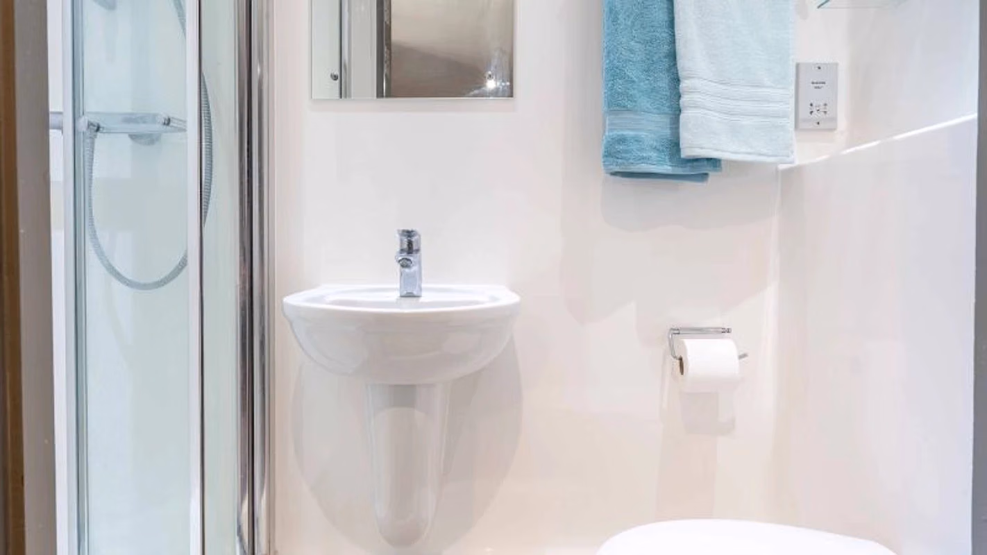 Exterior?w=400&h=260&fit=crop&q=40&auto=format&trim=auto