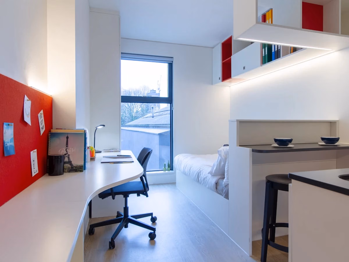 Common Area?w=400&h=260&fit=crop&q=40&auto=format&trim=auto