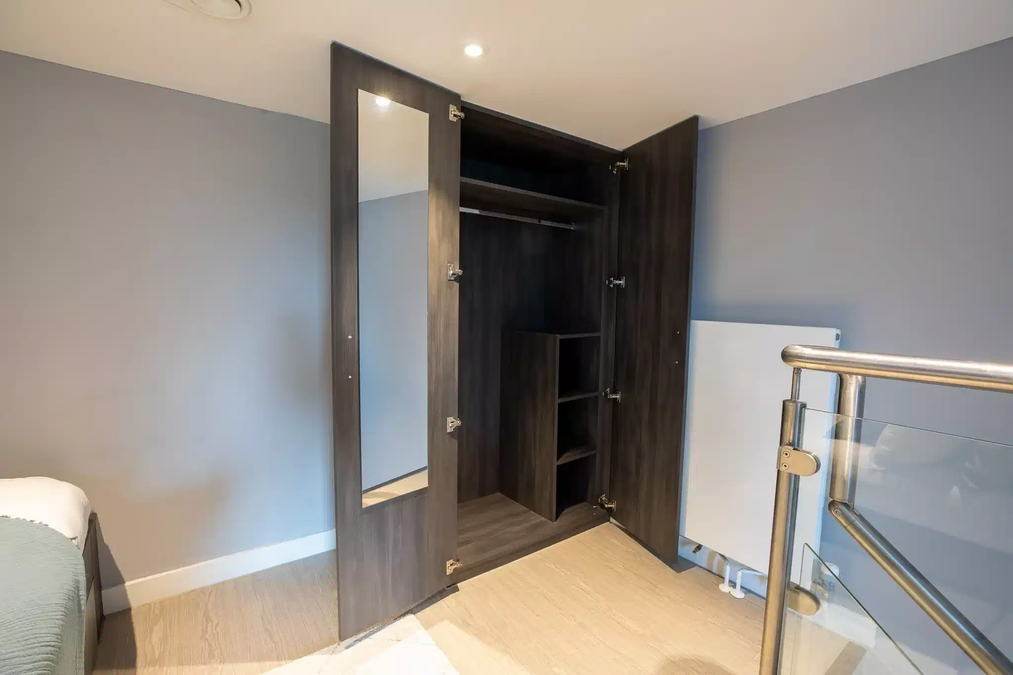 Exterior?w=400&h=260&fit=crop&q=40&auto=format&trim=auto