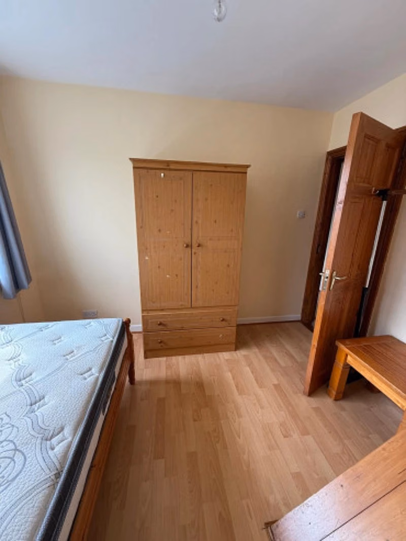 Room in a 5 Bedroom Apartment, 39 Glenview Dr, Galway, Co. Galway (H91 XRD9) - Galway, Ireland - 5 Bedroom 2 Bathroom Apartment - Bedroom