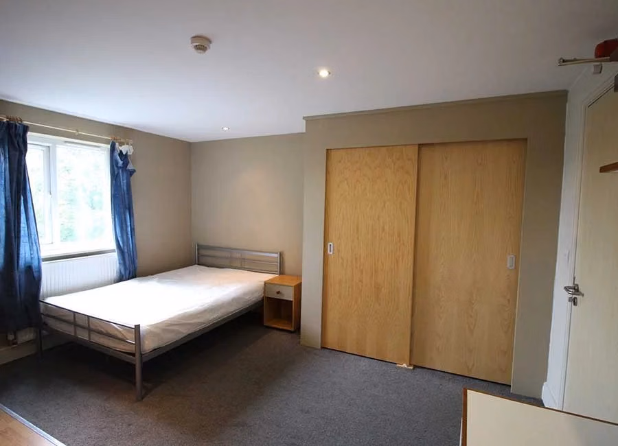 Bedroom?w=400&h=260&fit=crop&q=40&auto=format&trim=auto