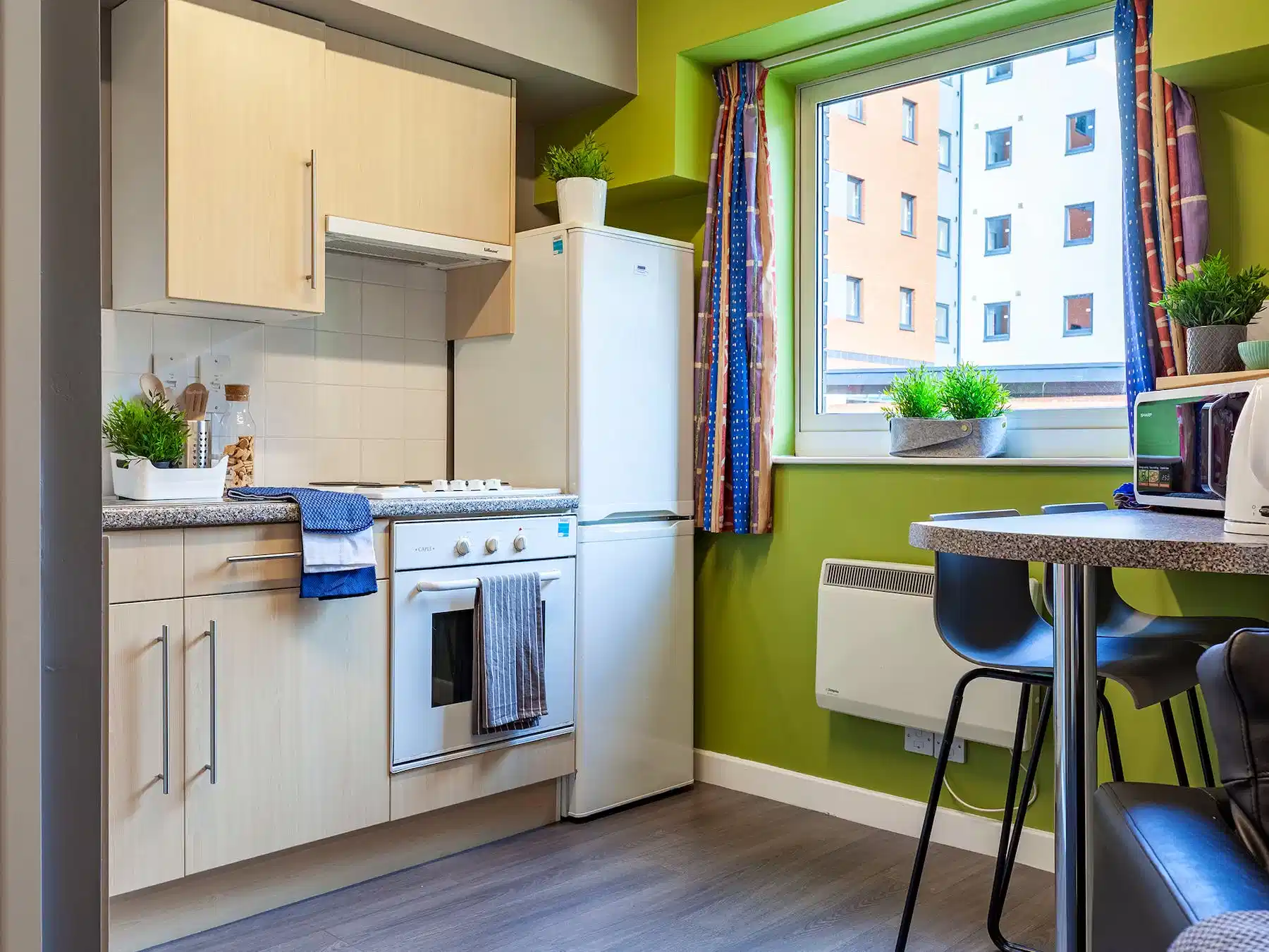 Kitchen?w=400&h=260&fit=crop&q=40&auto=format&trim=auto