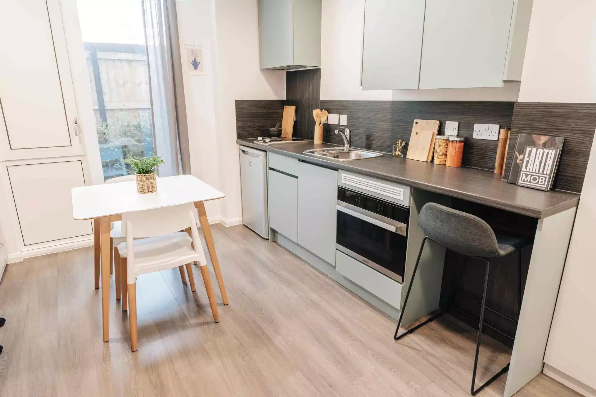 Amenities?w=400&h=260&fit=crop&q=40&auto=format&trim=auto